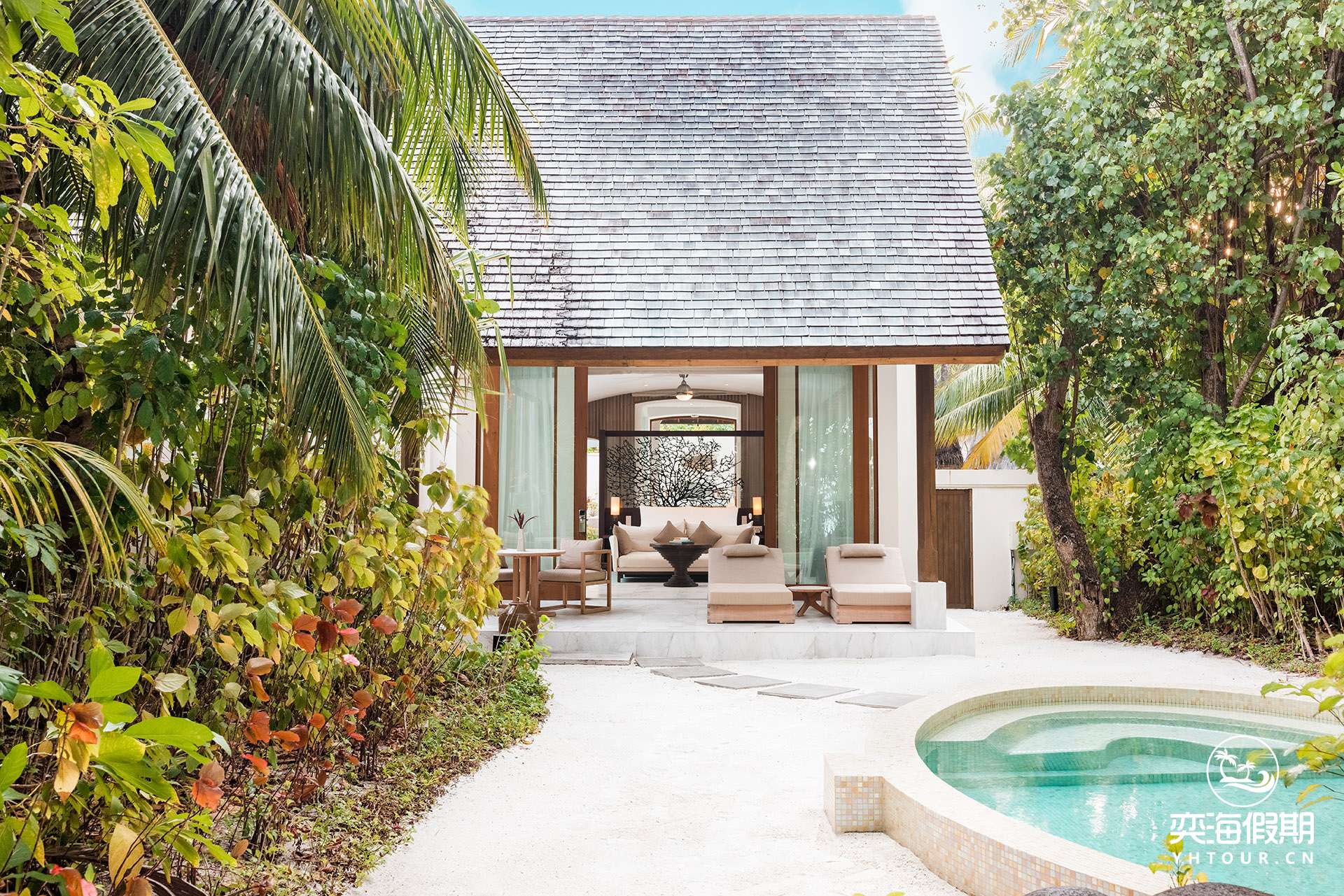 Deluxe Beach Villa with Pool - Pool Deck 2 credit Yashrib Ahmed.jpg