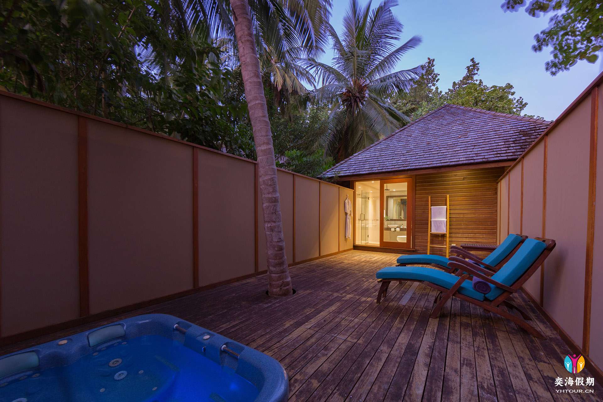 VeliganduJacuzziBeachVillaJacuzziArea.jpg