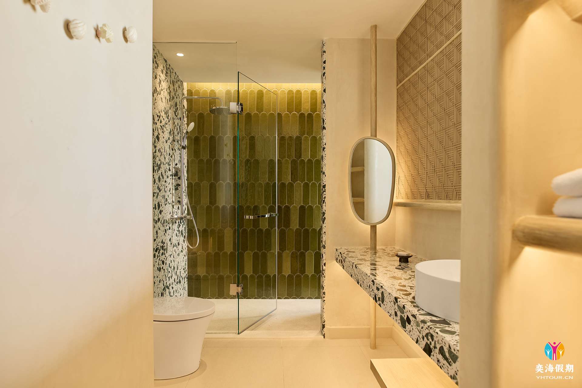 Mirage Panoramic Room2.jpg