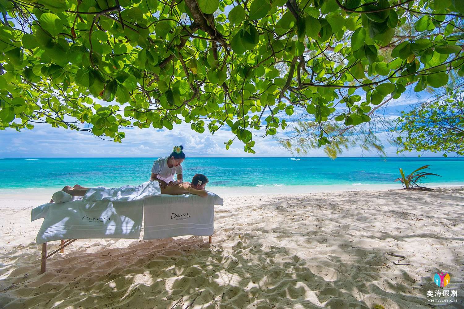 Denis-Private-Island_Leisure_Massage-under-the-tree.jpg