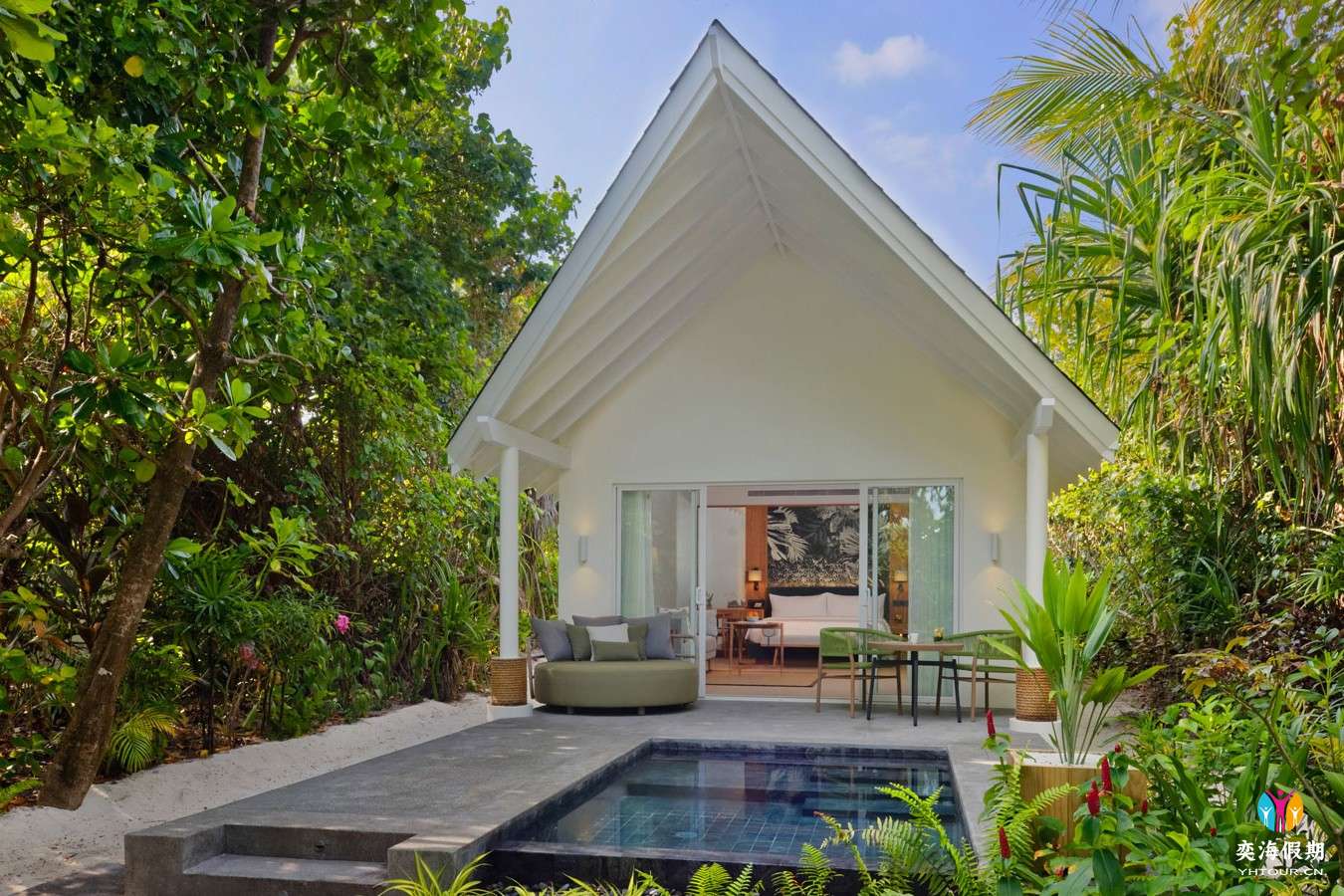 beach-pool-villaexterior_pool.jpg