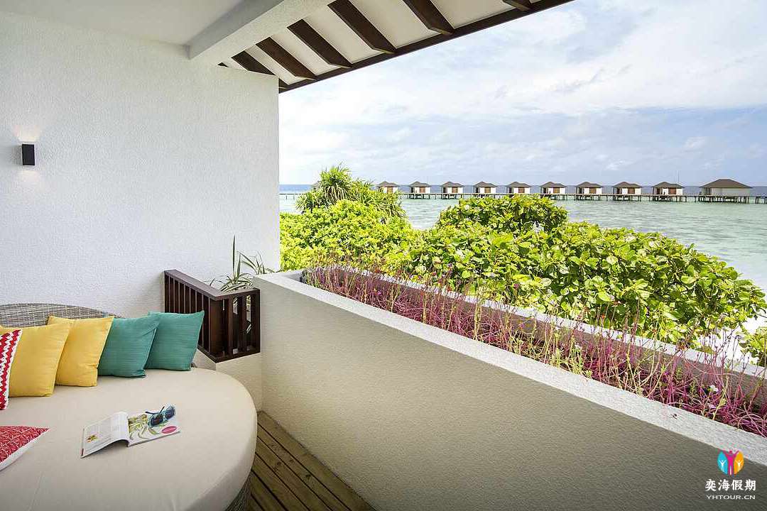 Deluxe Room Seaview Balcony (2).jpg