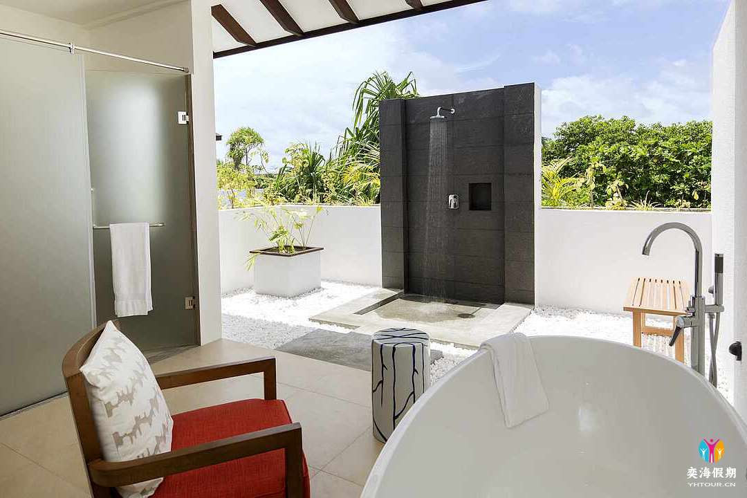 Deluxe Room Seaview Balcony (1).jpg