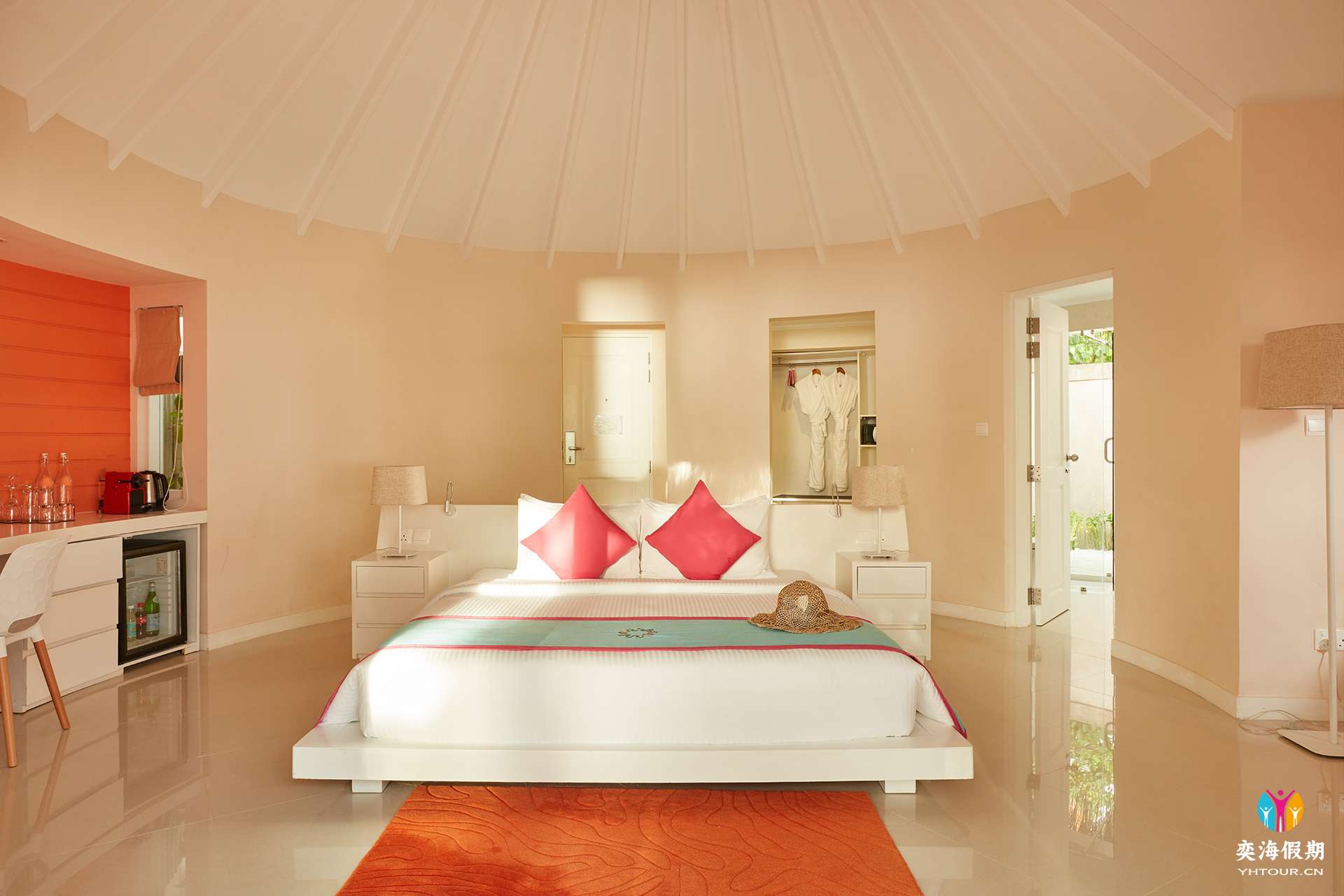 Vilu_Reef_Jacuzzi_Deluxe_Beach_Villa_0194 1.jpg