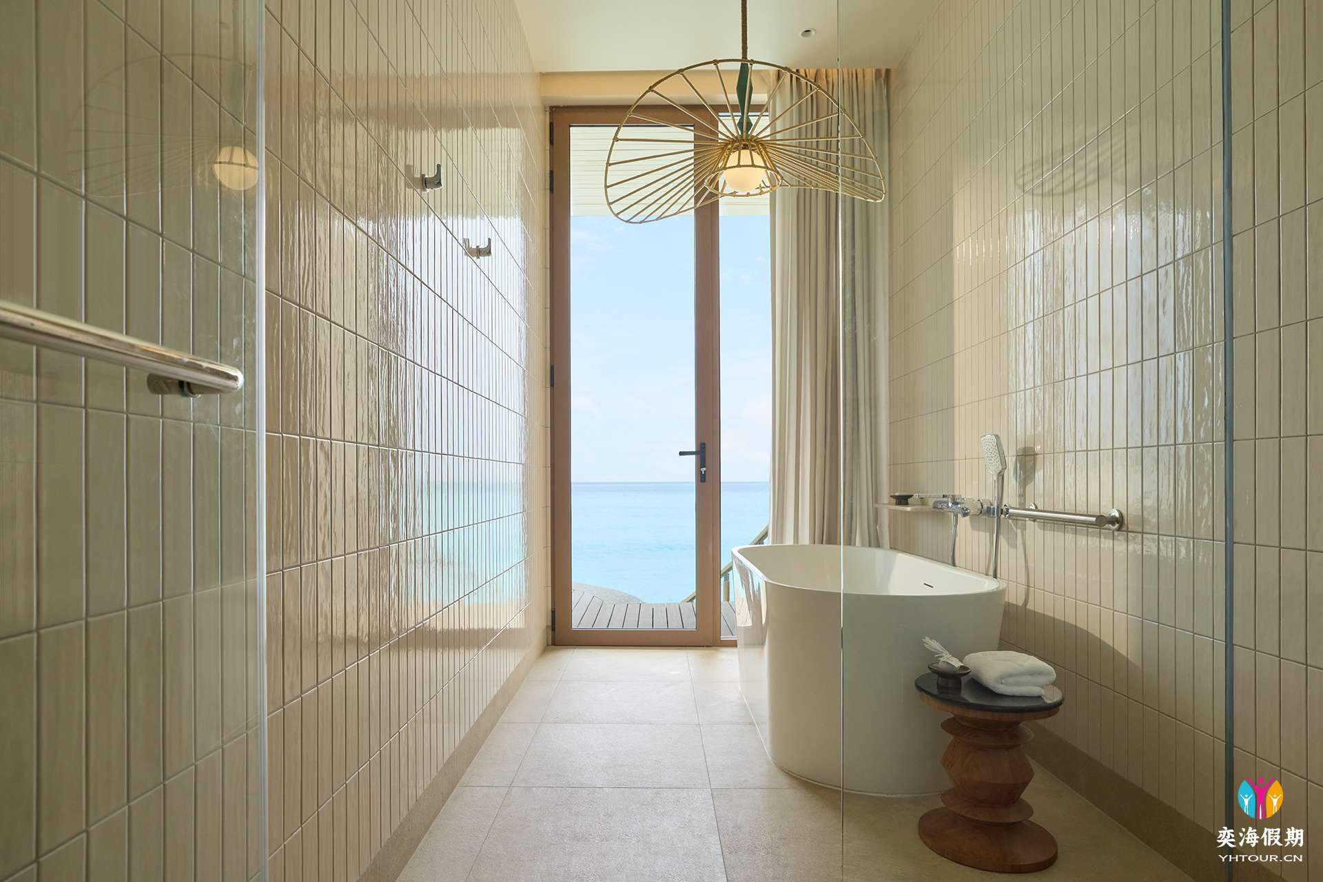 One-Bedroom Overwater Villa with Jacuzzi5.jpg