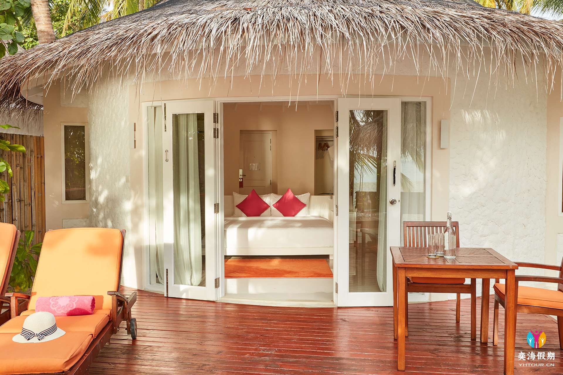 Vilu_Reef_Jacuzzi_Deluxe_Beach_Villa_0131 1.jpg