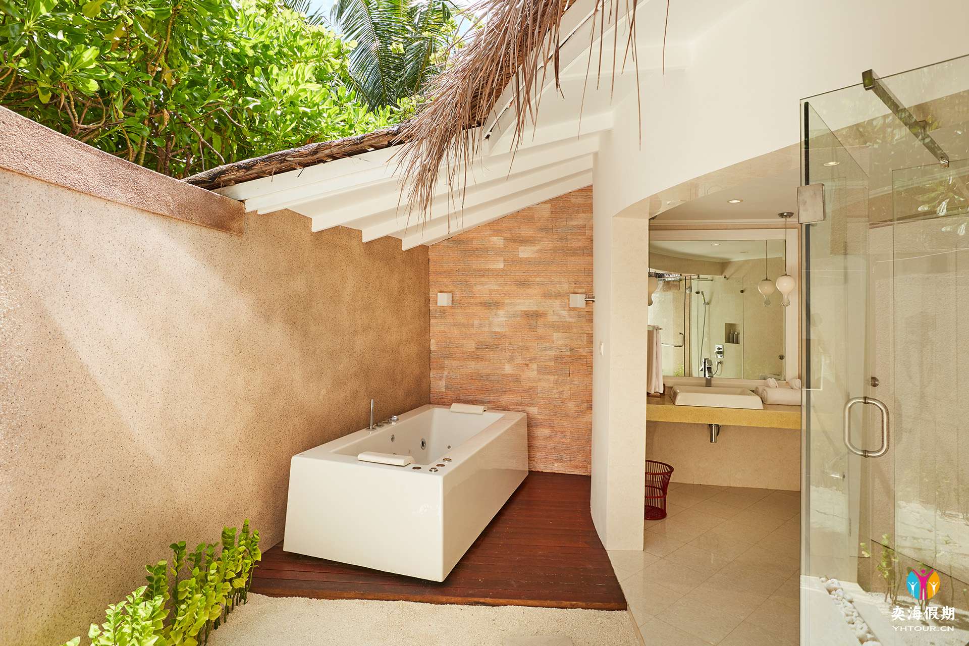 Vilu_Reef_Jacuzzi_Deluxe_Beach_Villa_0004.jpg