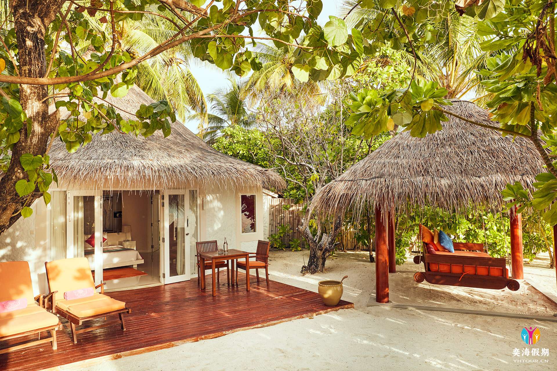 Vilu_Reef_Jacuzzi_Deluxe_Beach_Villa_0116 1.jpg