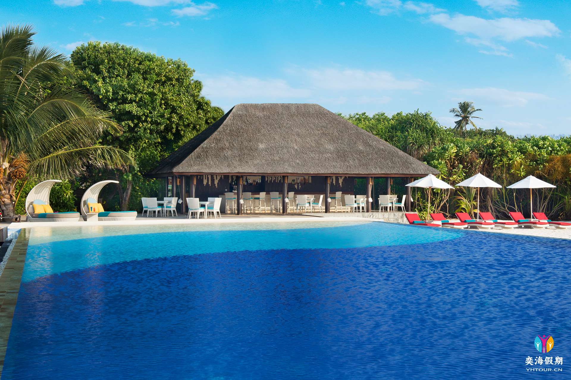JA Manafaru - Infinity Pool Bar.1.jpg