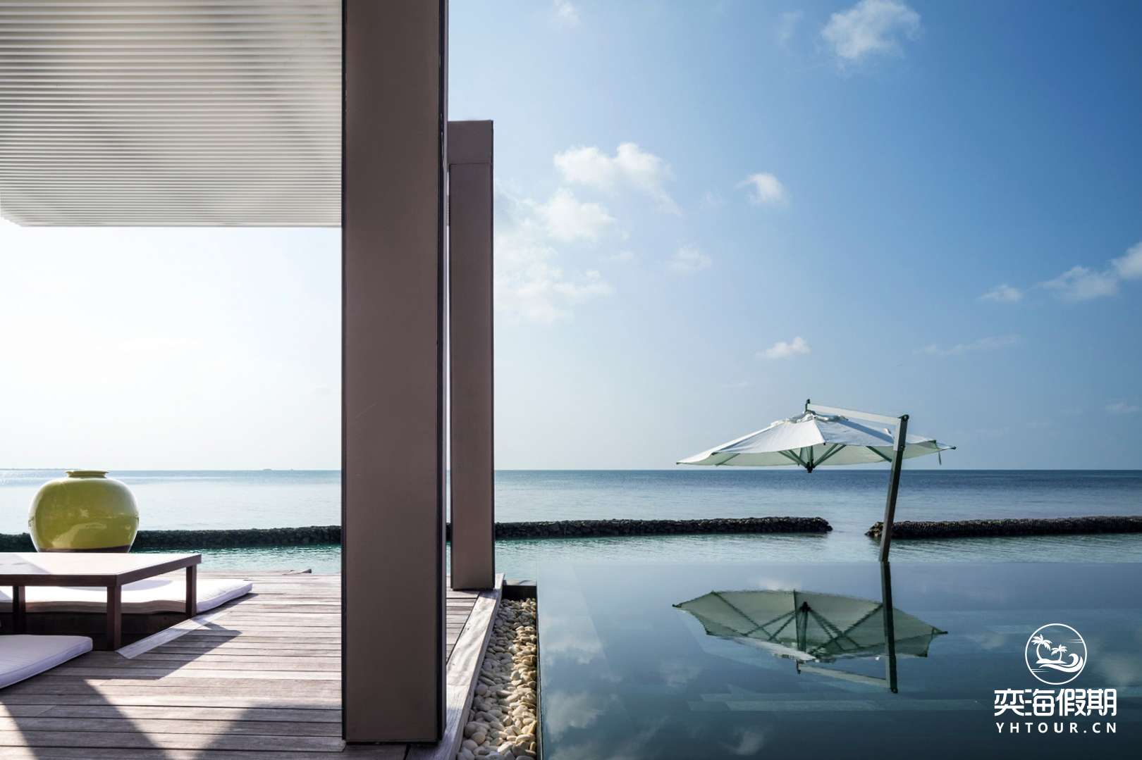 2.2_water_villa_-_sunrise_-_s._candito_1152_128_rvb.jpg