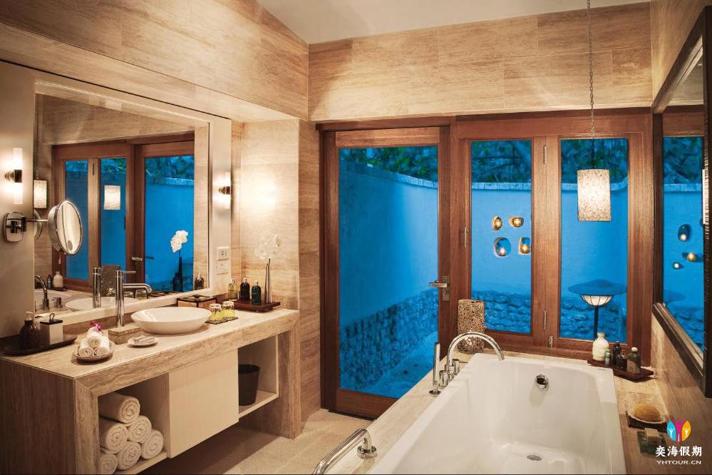 Deluxe Beach Villa (1).jpg