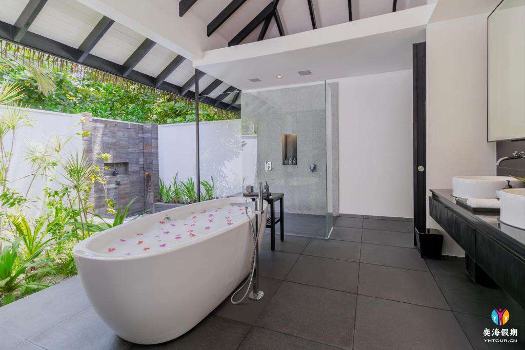 2-Bedroom Beach Pool Villa (4).jpg