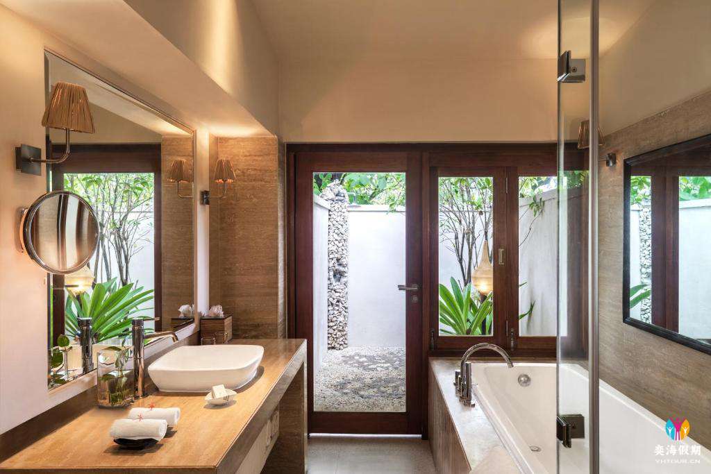 Deluxe Beach Villa (3).jpg