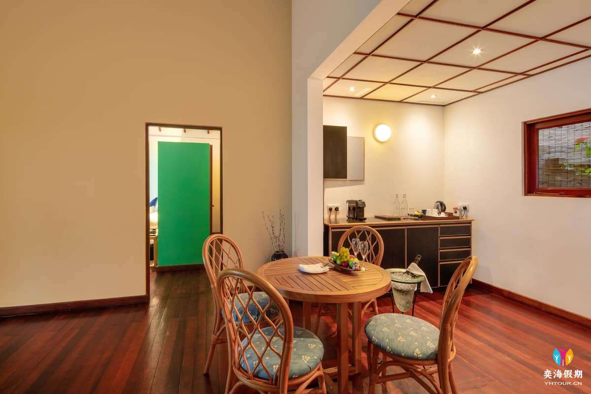 Honeymoon Suite (2).jpg