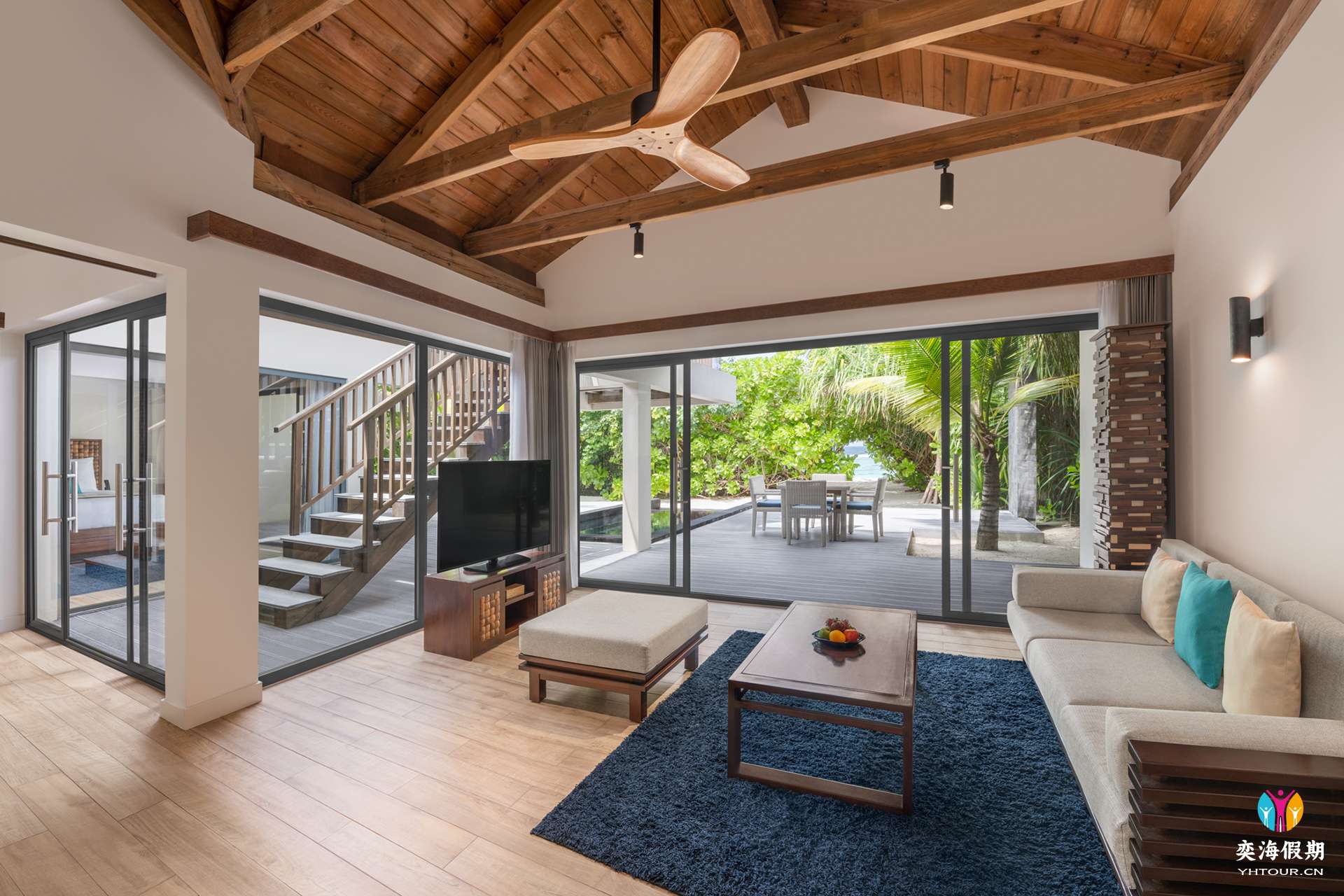 Beach Pool Suite - Living room.jpg