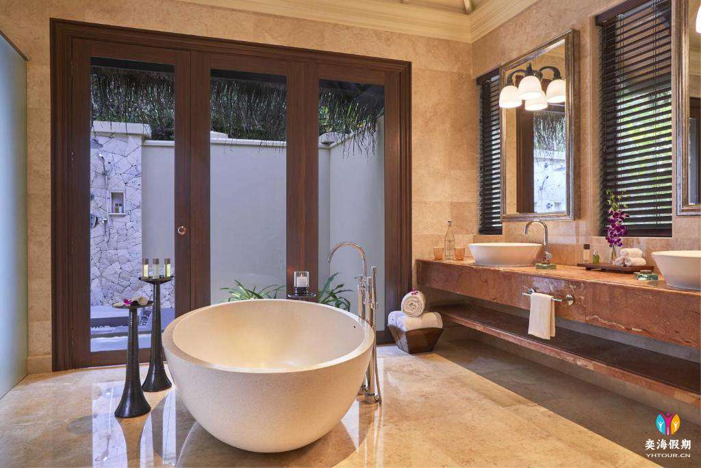 One Bedroom Beach Suite with Pool.jpg