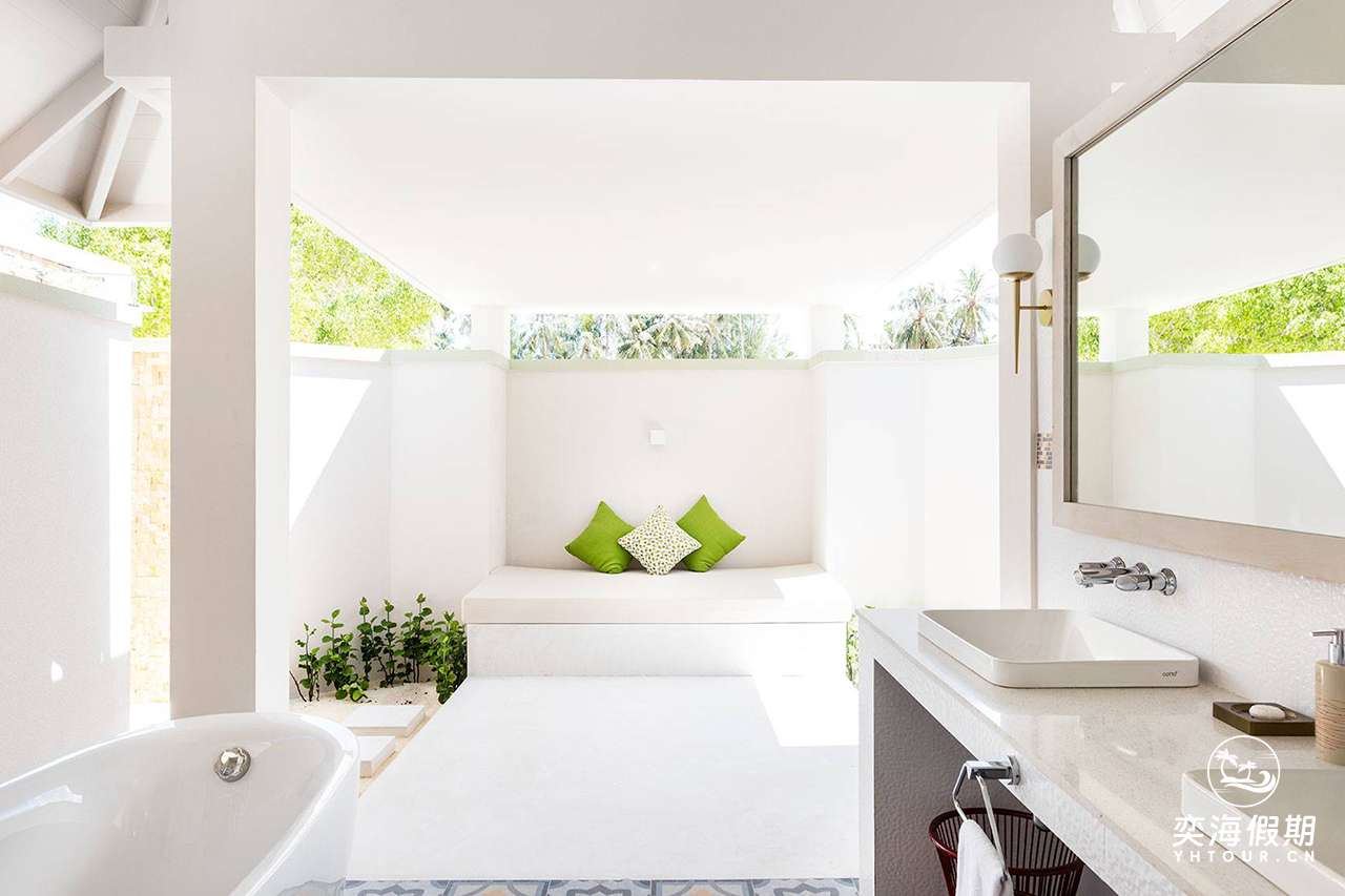Grand Beach Villa with Poolit (2).jpg