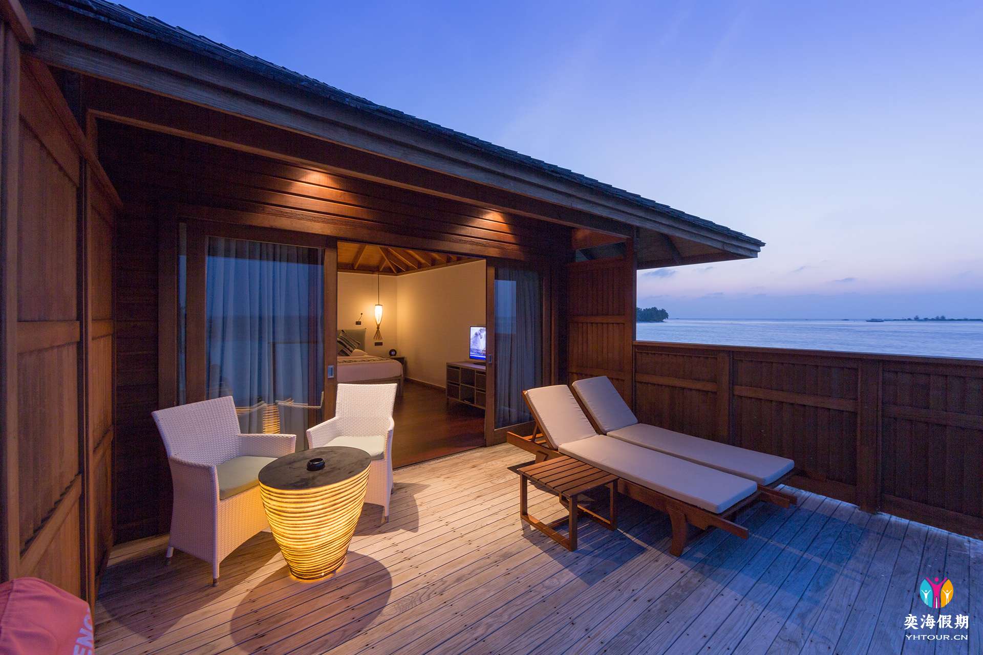 VilamendhooJacuzziWaterVillaDeck.jpg