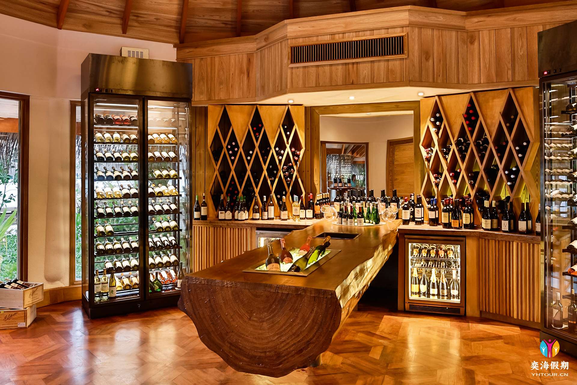 Milaidhoo Maldives_Shoreline Grill (3).jpg