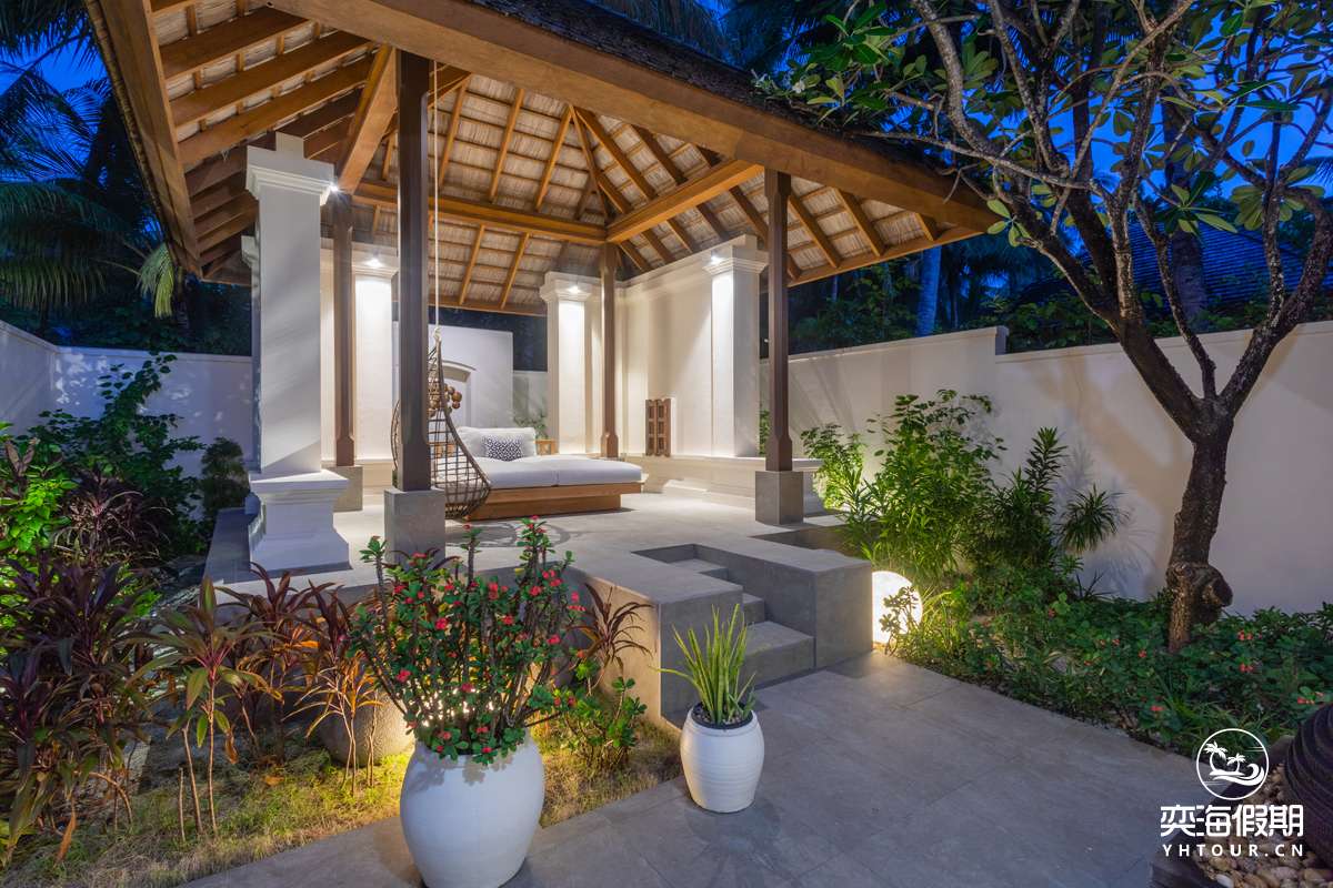 Deluxe Beach Villa with Pool - Pavillion.jpg