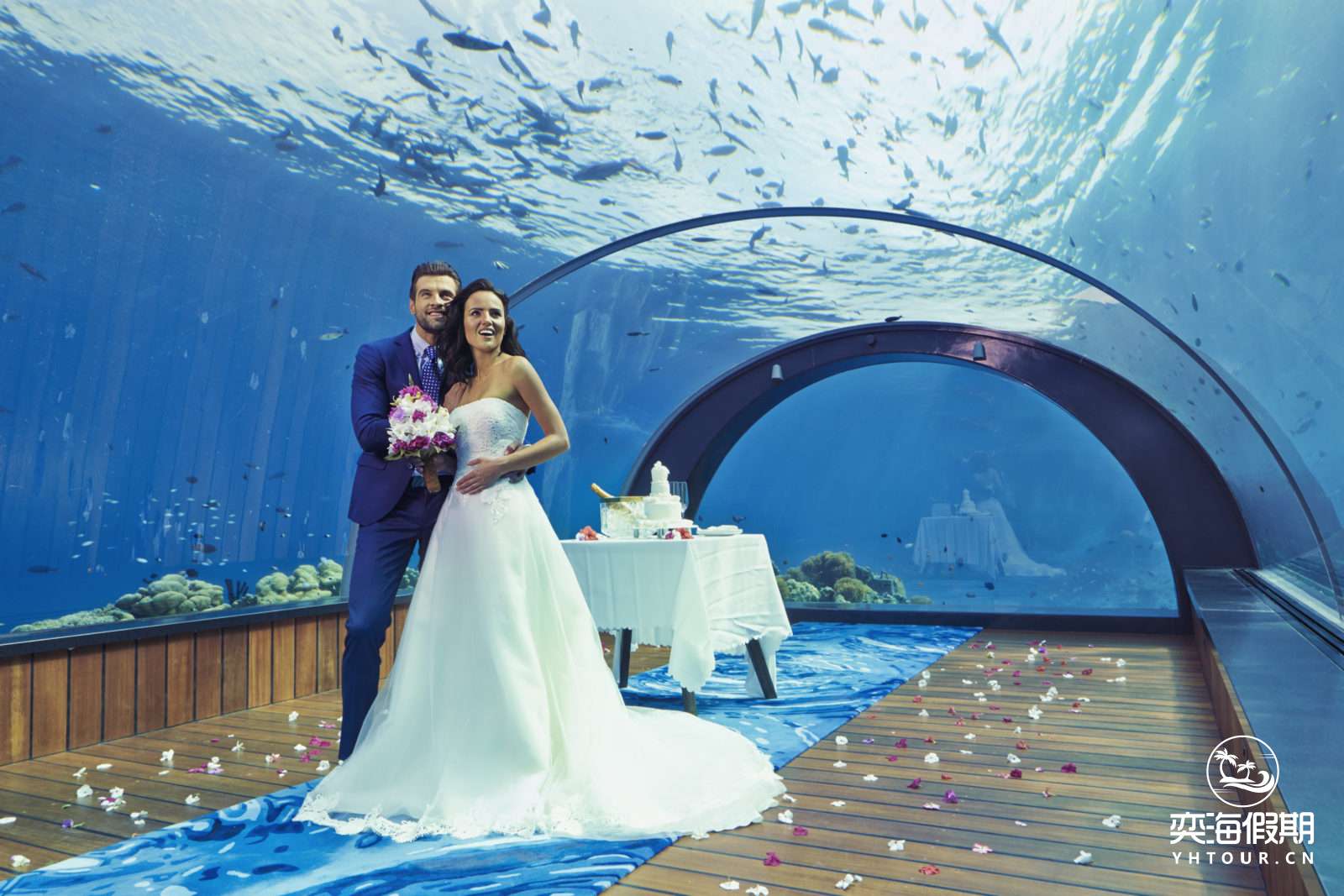 HurawalhiRenewalOfWeddingVows5.8UnderseaRestaurant2.jpg