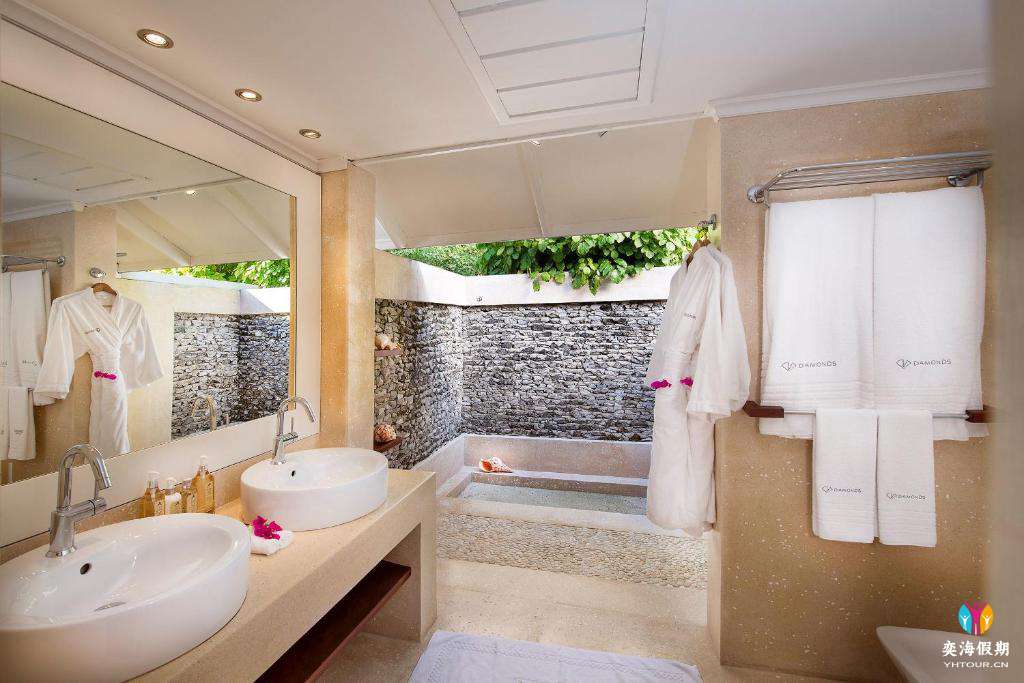 Two Bedroom Pool Water Villa (4).jpg