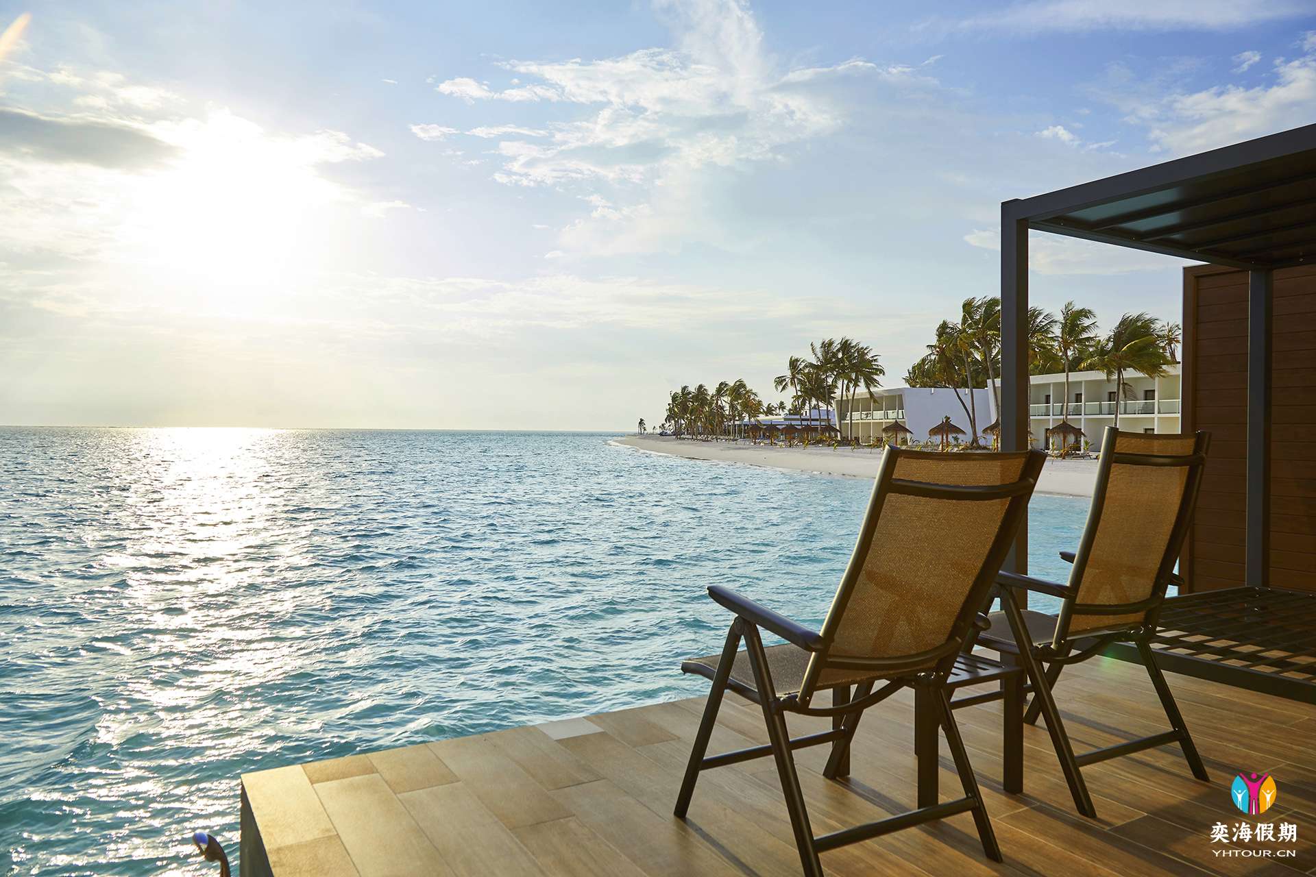 ATO_19_039 - Overwater junior suite.jpg