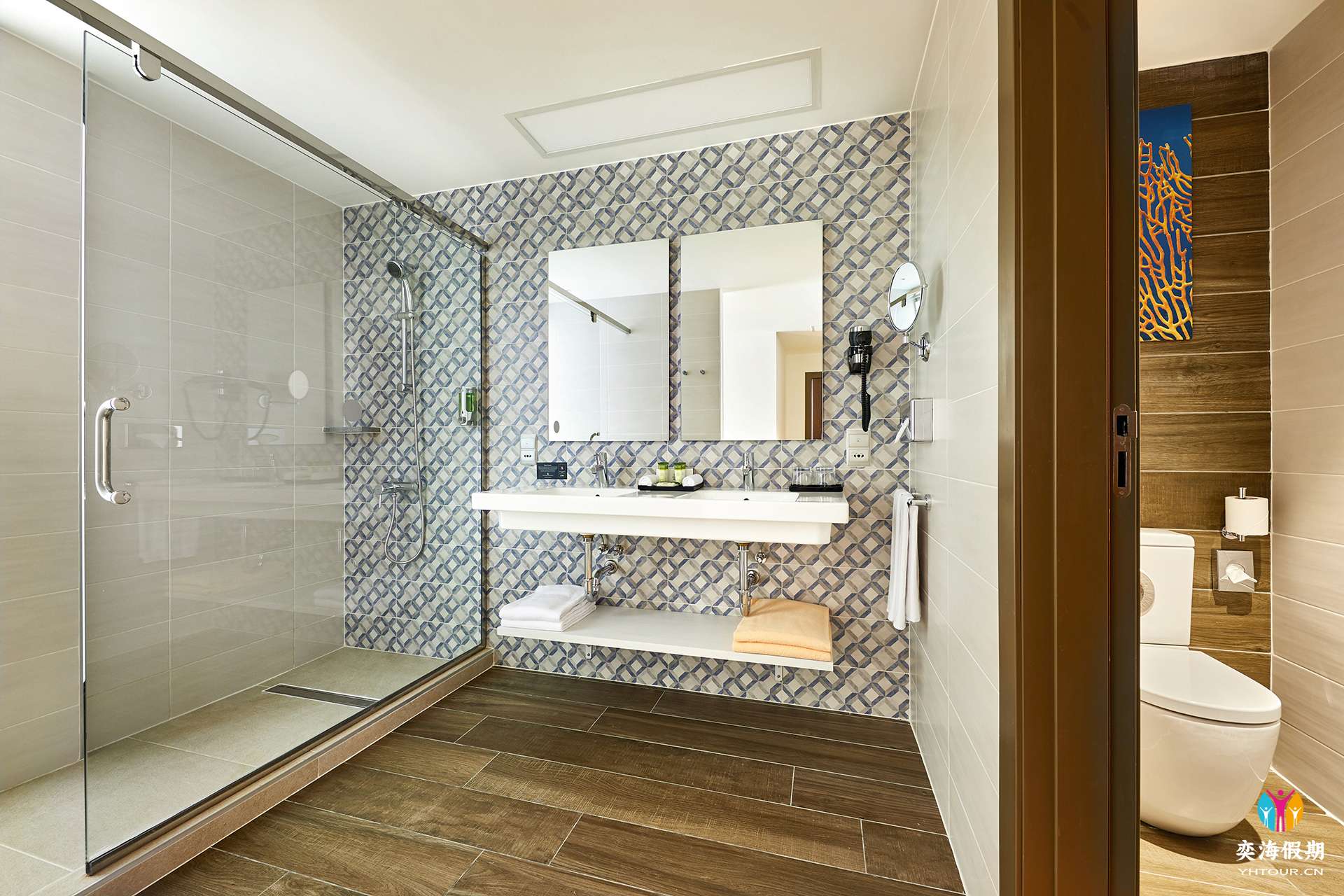 ATO_19_038 - Overwater junior suite.jpg