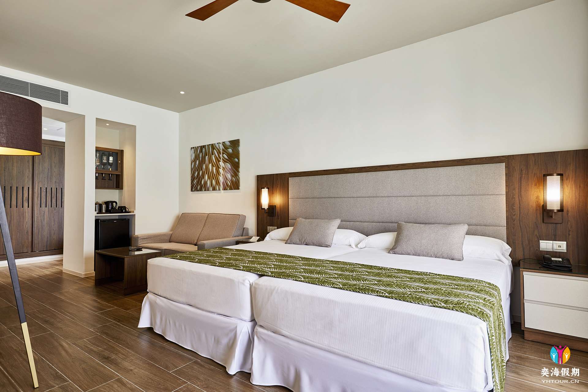ATO_19_042 - Overwater junior suite.jpg
