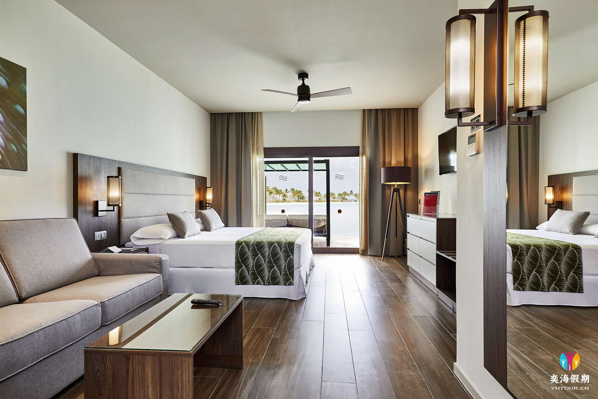 ATO_19_036 - Overwater junior suite.jpg