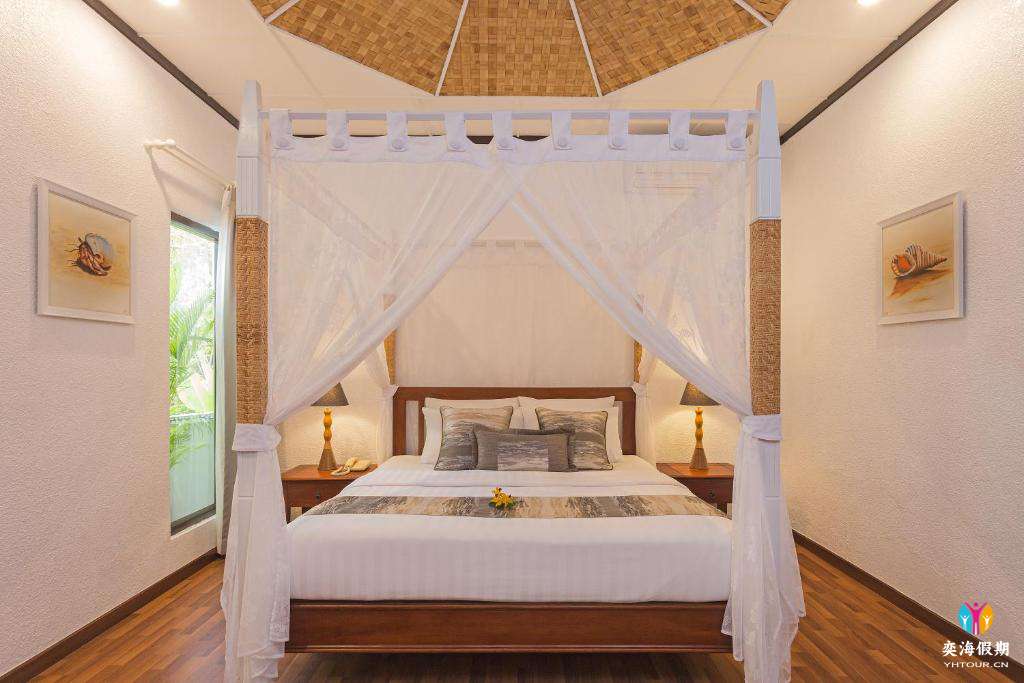 Deluxe Beachfront Room.jpg