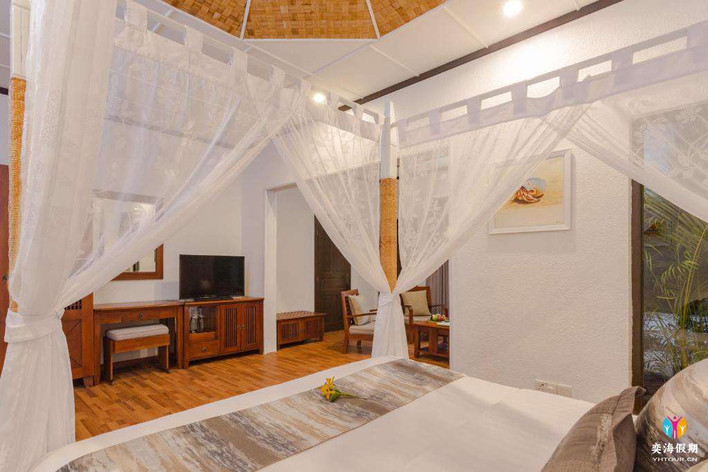 Deluxe Beachfront Room (4).jpg