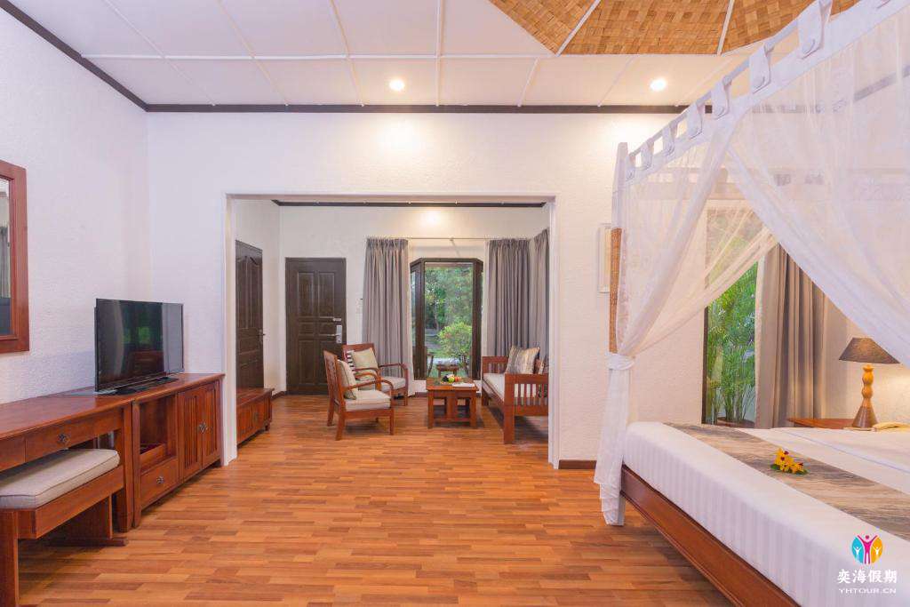 Deluxe Beachfront Room (1).jpg