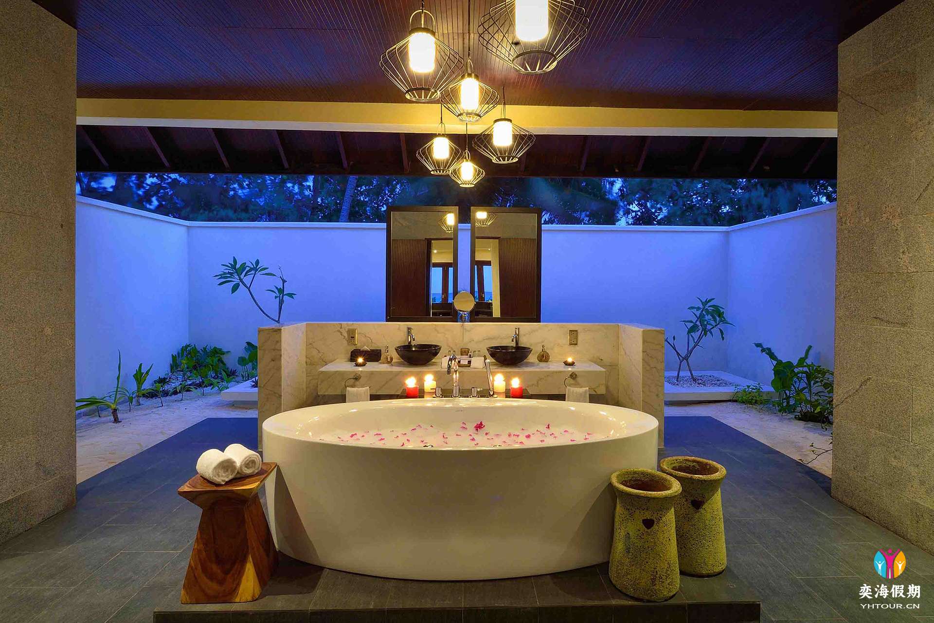 SUNSET POOL VILLA - BATHROOM AND TUB.jpg