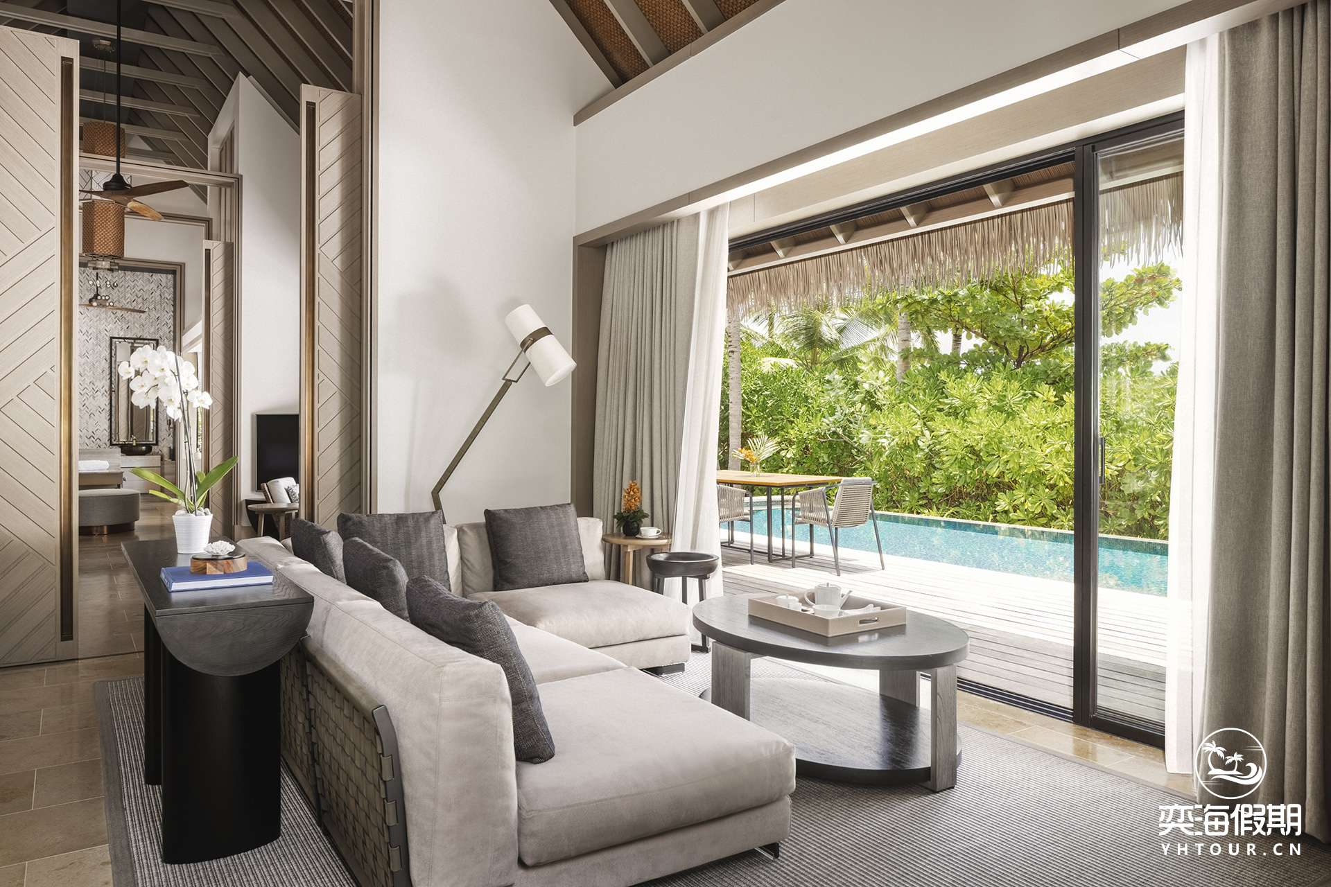 6. King Grand beach Villa_Living Room.jpg