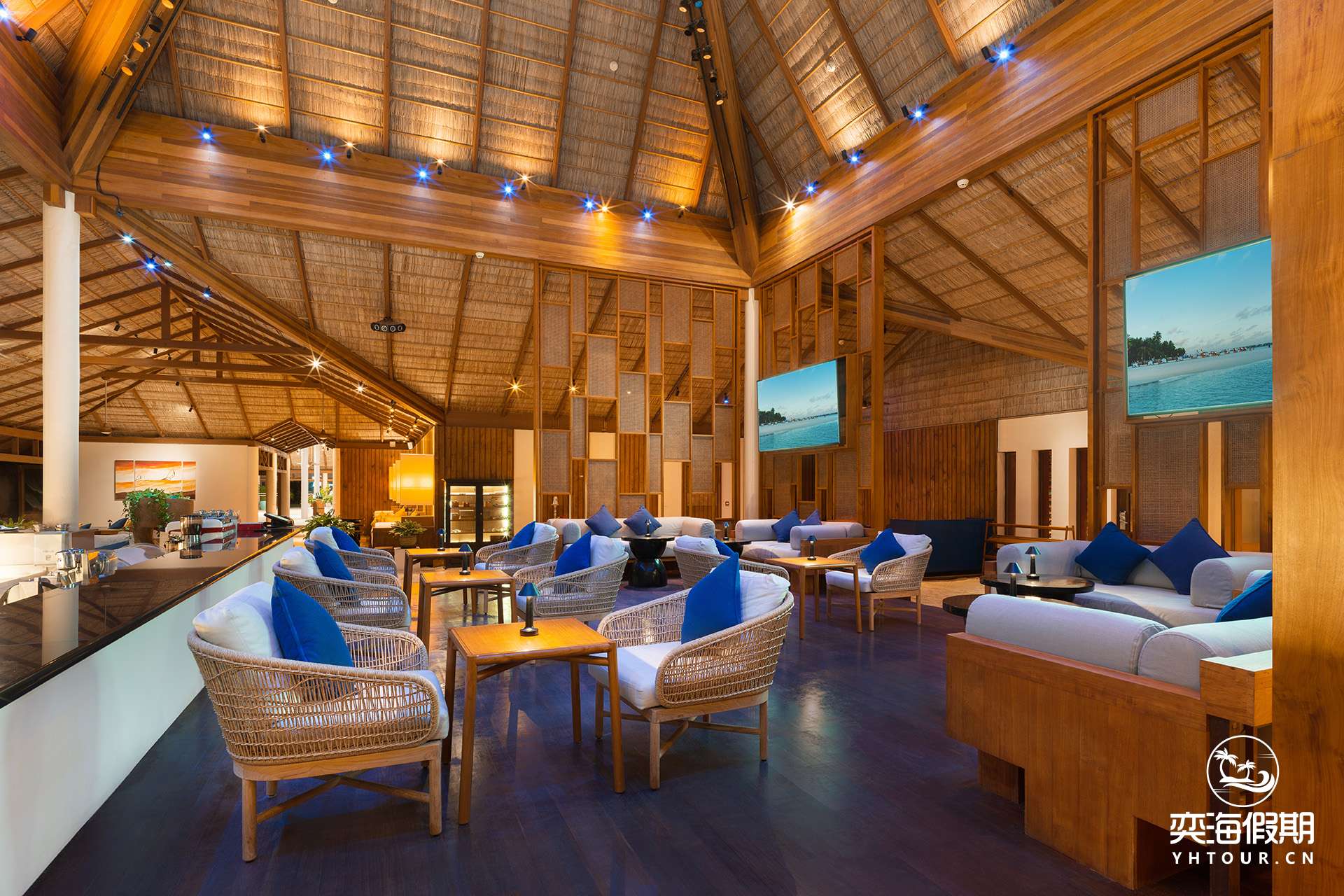 Rangali Bar_Interior Night_Highres.jpg