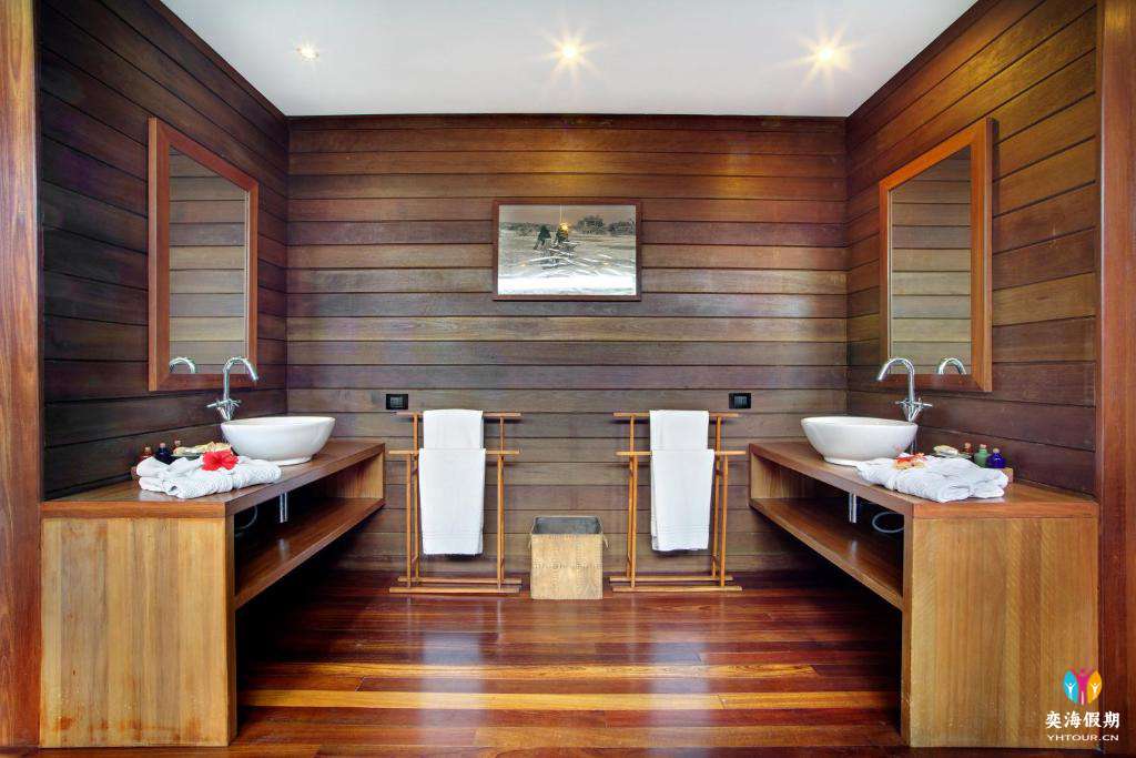 Over Water Deluxe Villa (2).jpg