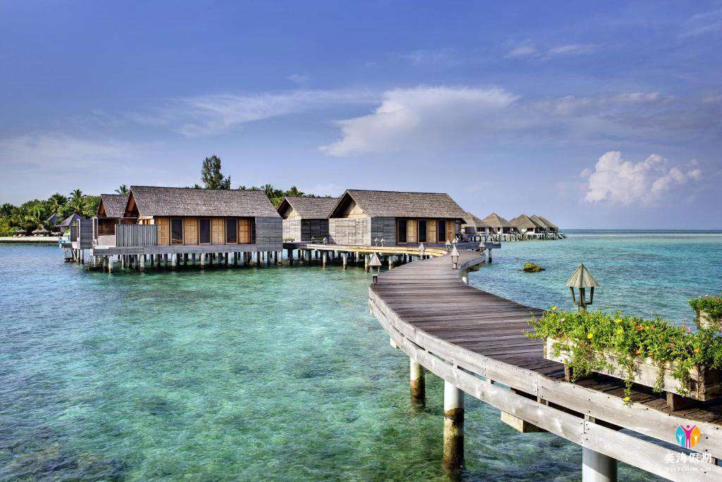 Over Water Deluxe Villa (4).jpg