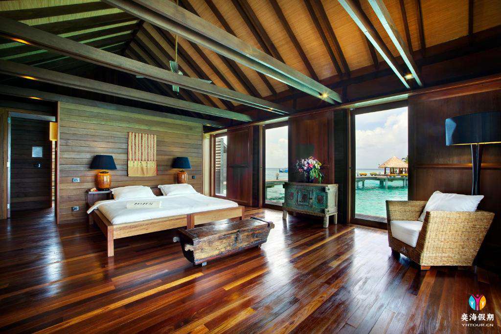 Over Water Deluxe Villa (1).jpg