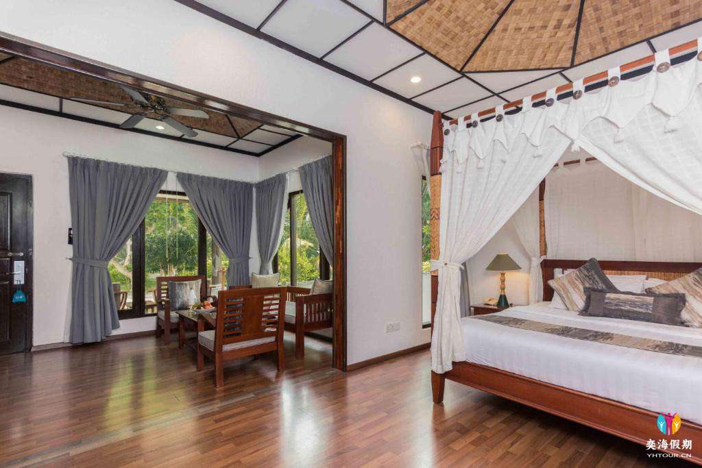 Deluxe Beachfront Room (3).jpg