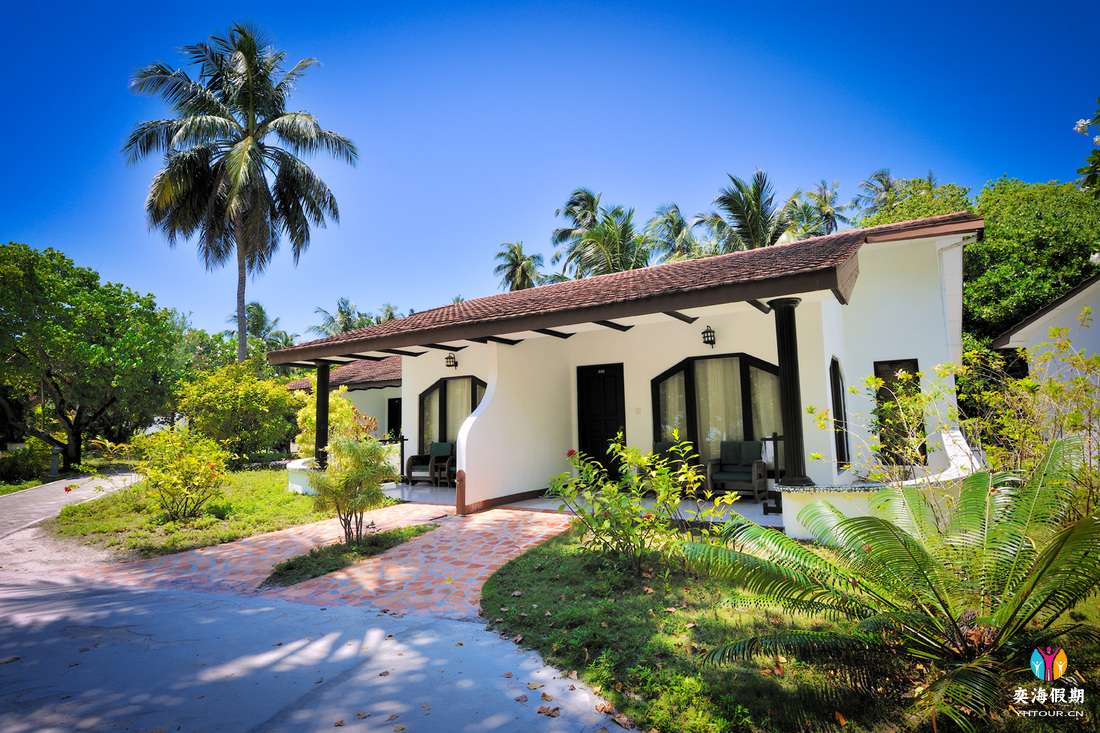 Deluxe Beachfront Room7.jpg