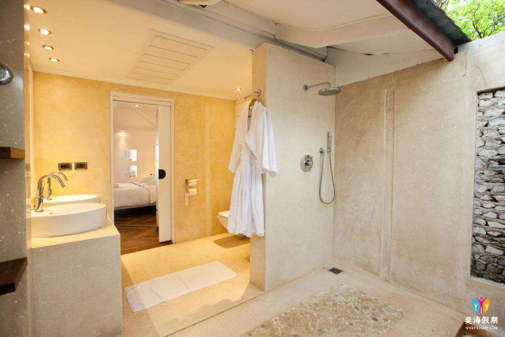 Beach Front Junior Suite (4).jpg