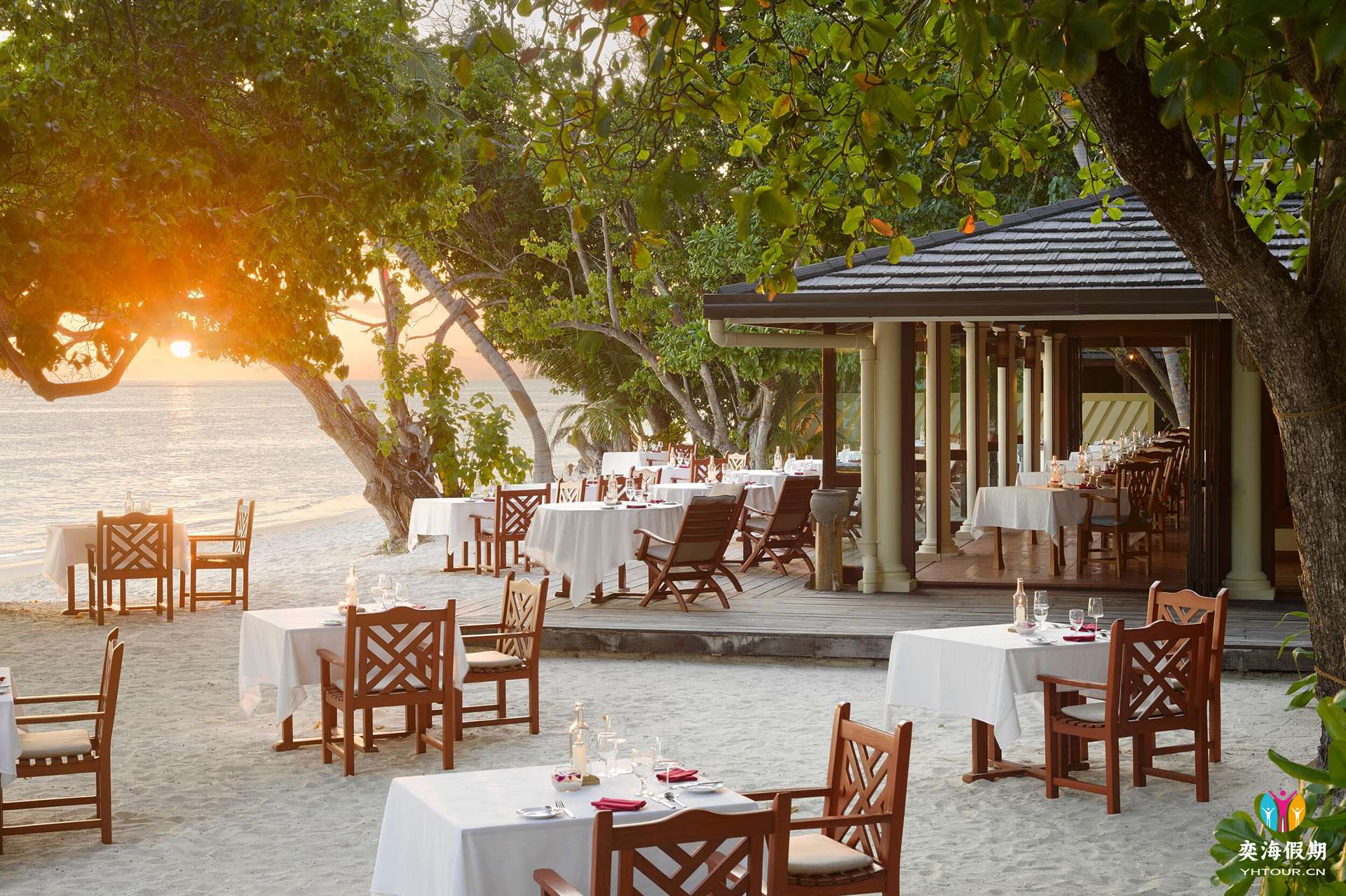 Royal Island - Raabondhi Restaurant - Seating - Large.jpg