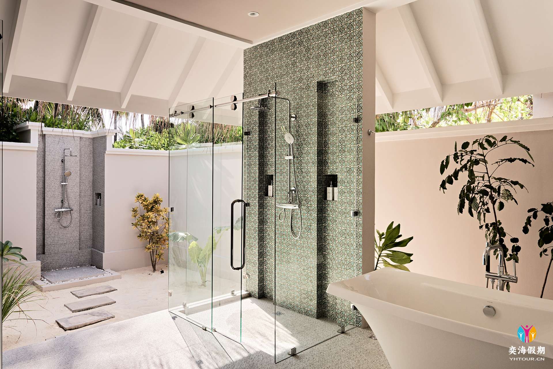 2103_Finolhu Maldives_Beach Pool Villa - Bath and outdoor shower.jpg