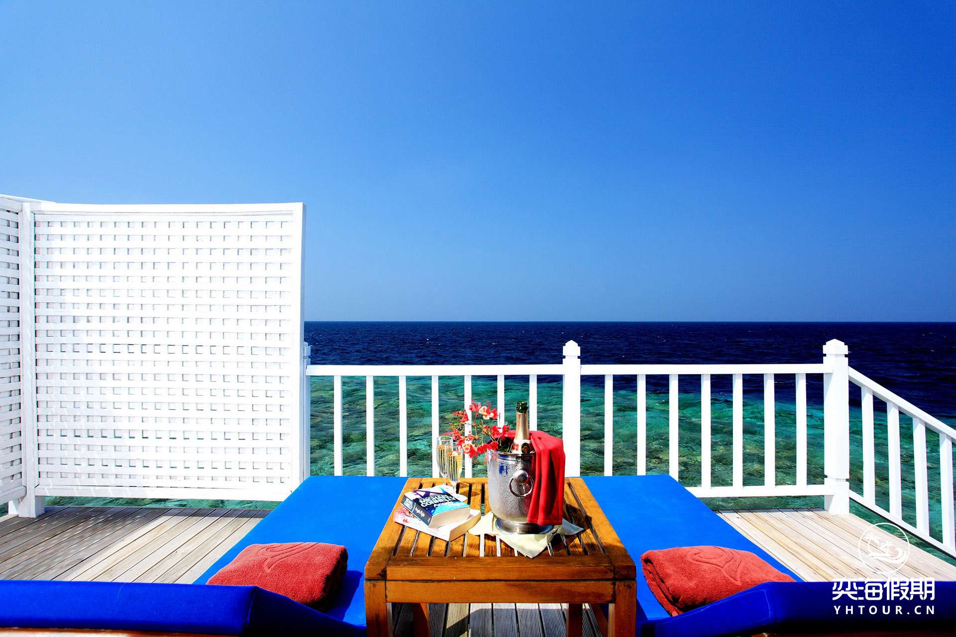 CIRM-Deluxe_Water_Villa_4.jpg