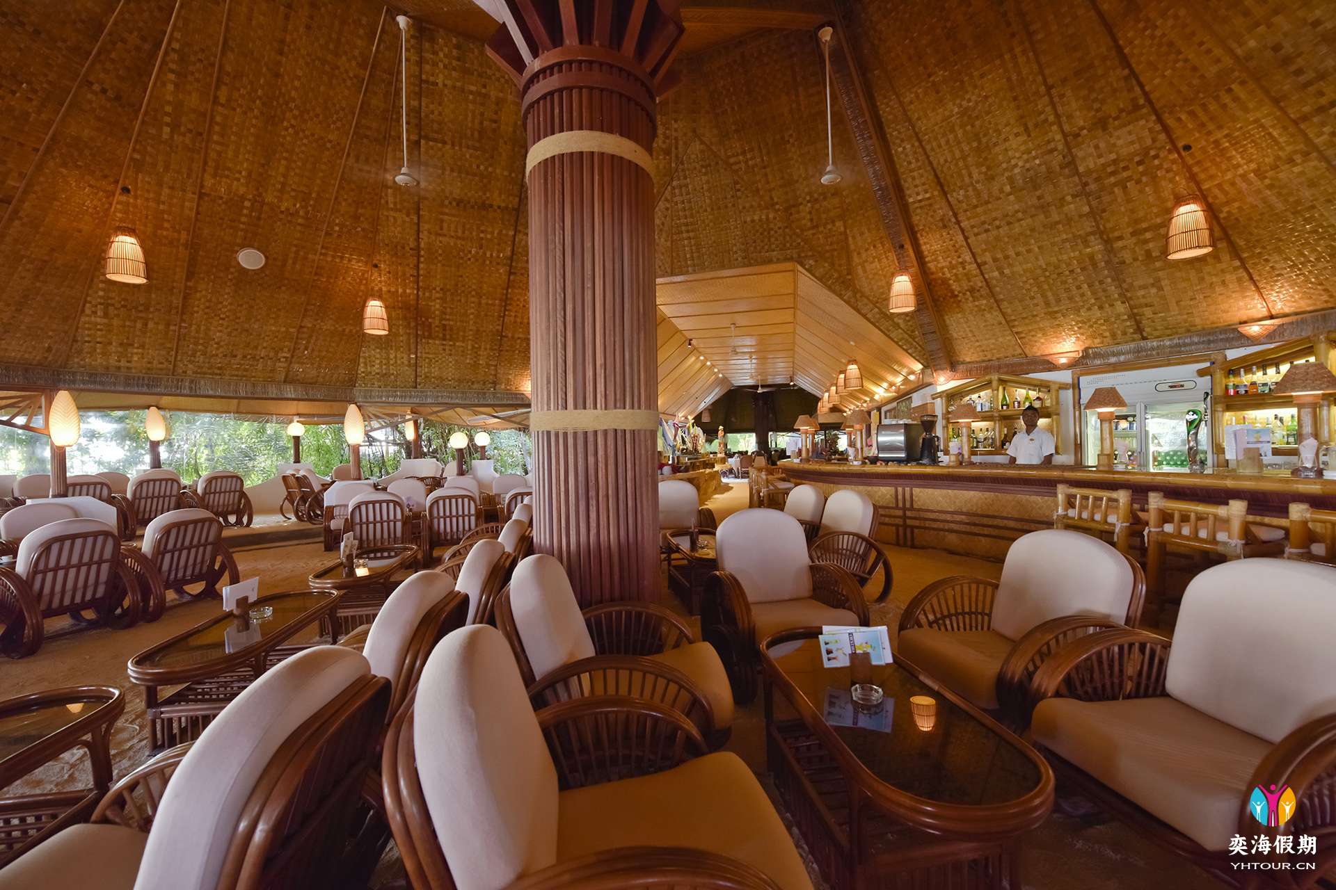 THU-HRES-Thulhagiri_Island_Main_Bar3.JPG