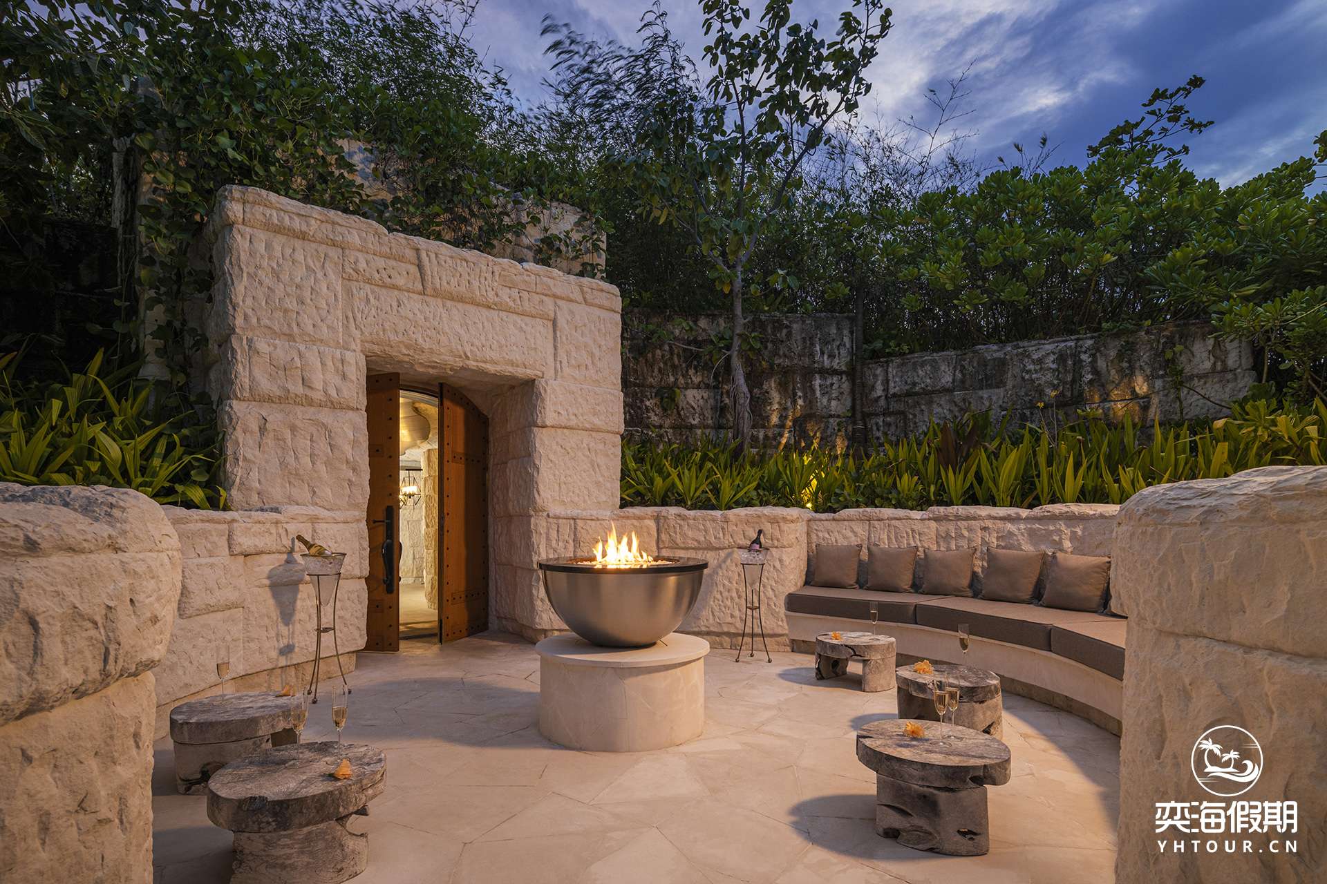 WA_MI_F&B_TheRock_Entrance_Wide_6488_FINAL.jpg
