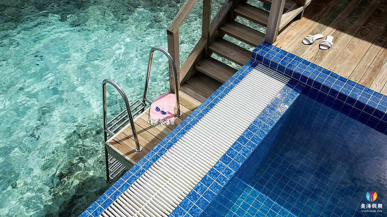 Romantic Water Villa With Pool (2).jpg