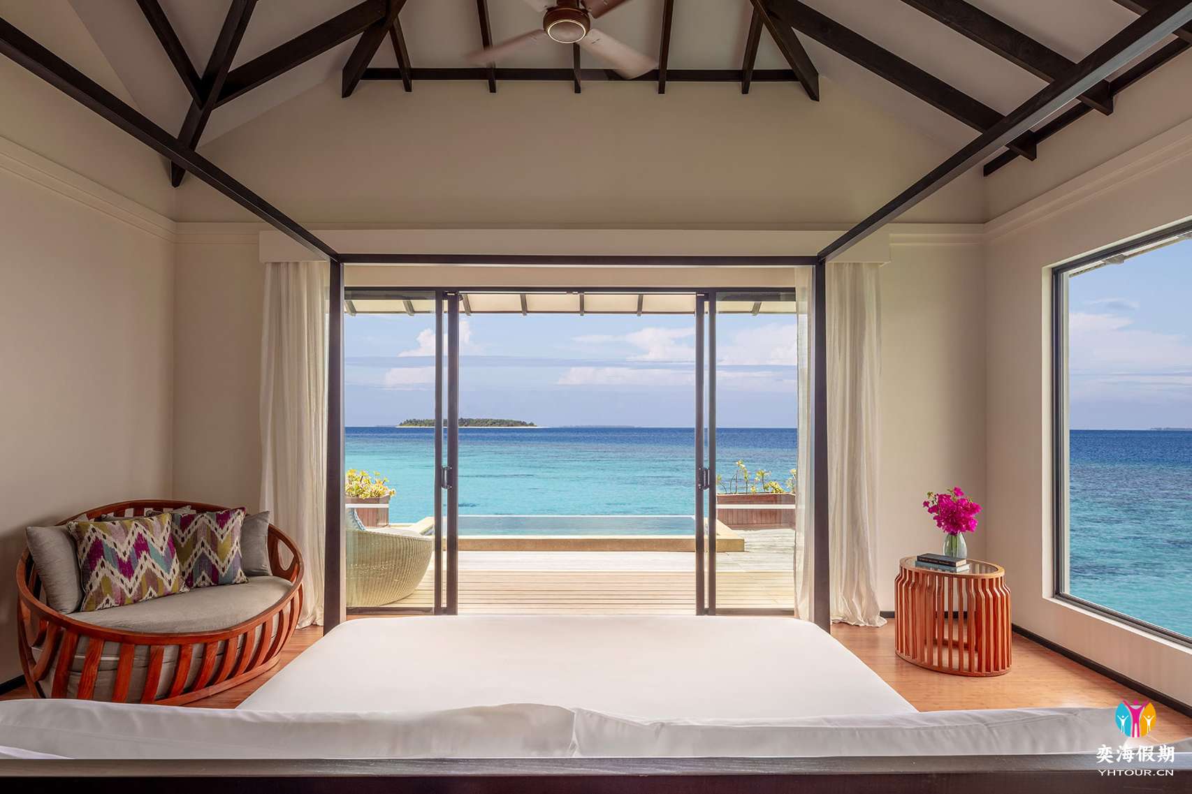 Overwater Pool Suite7 (1).jpg