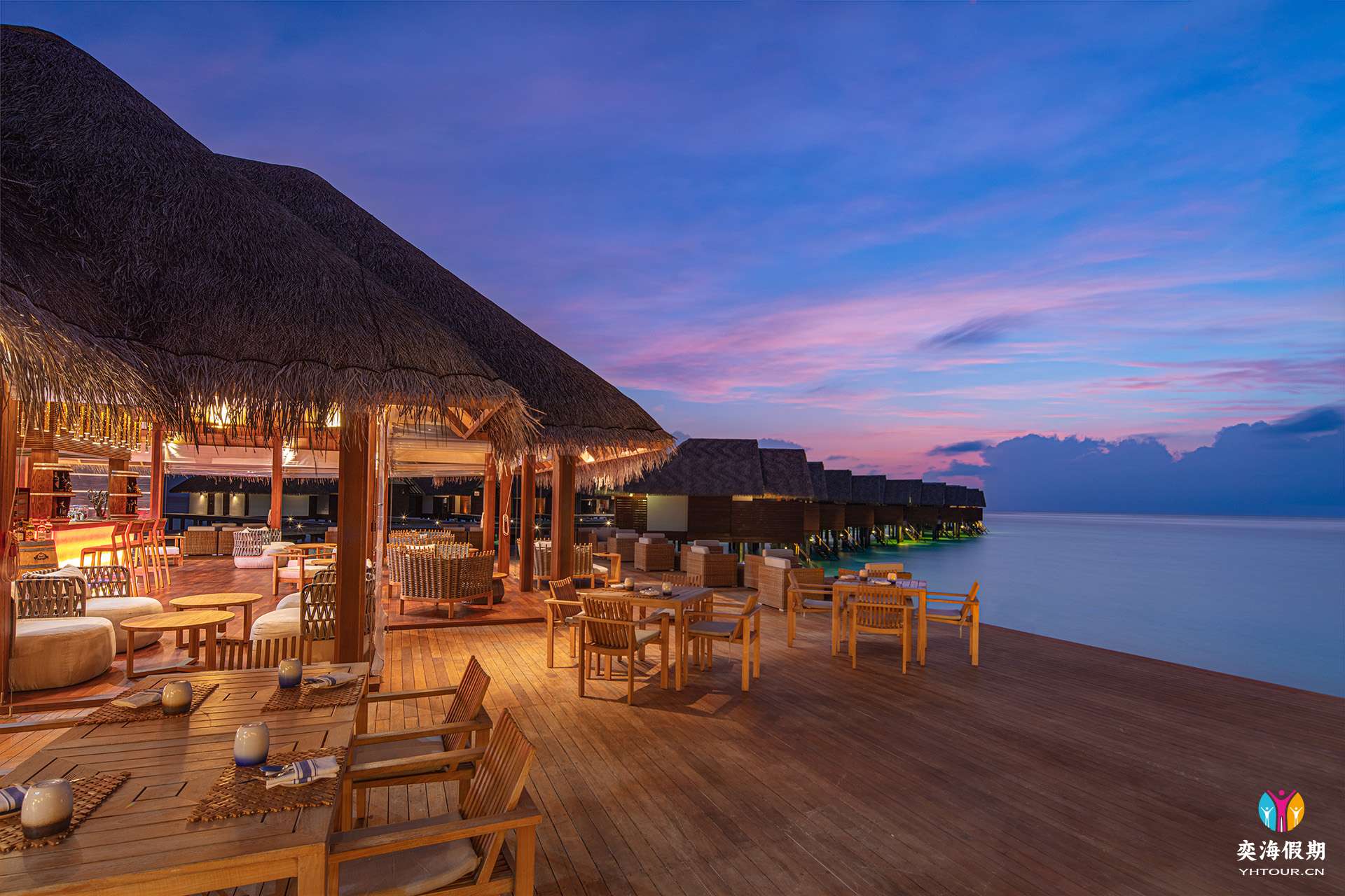 Ralu Bar & Lounge night light.JPG